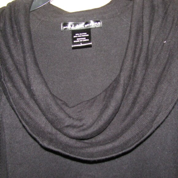 REALLY UNIQUE SOFT SWEATER - BUTTONS ON SHORT CAP-LIKE SLEEVES - RUCHED ON SIDES - Picture 4 of 4